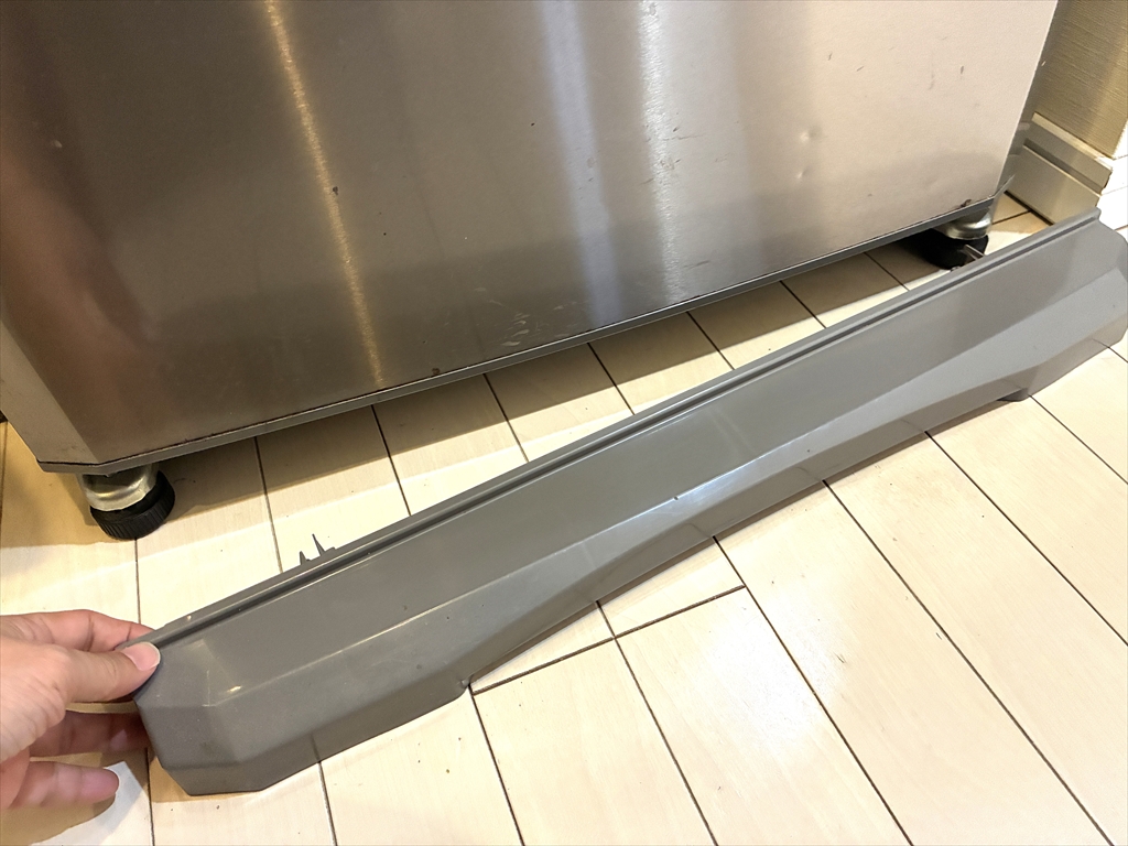 冷蔵庫下のカバーを外している様子