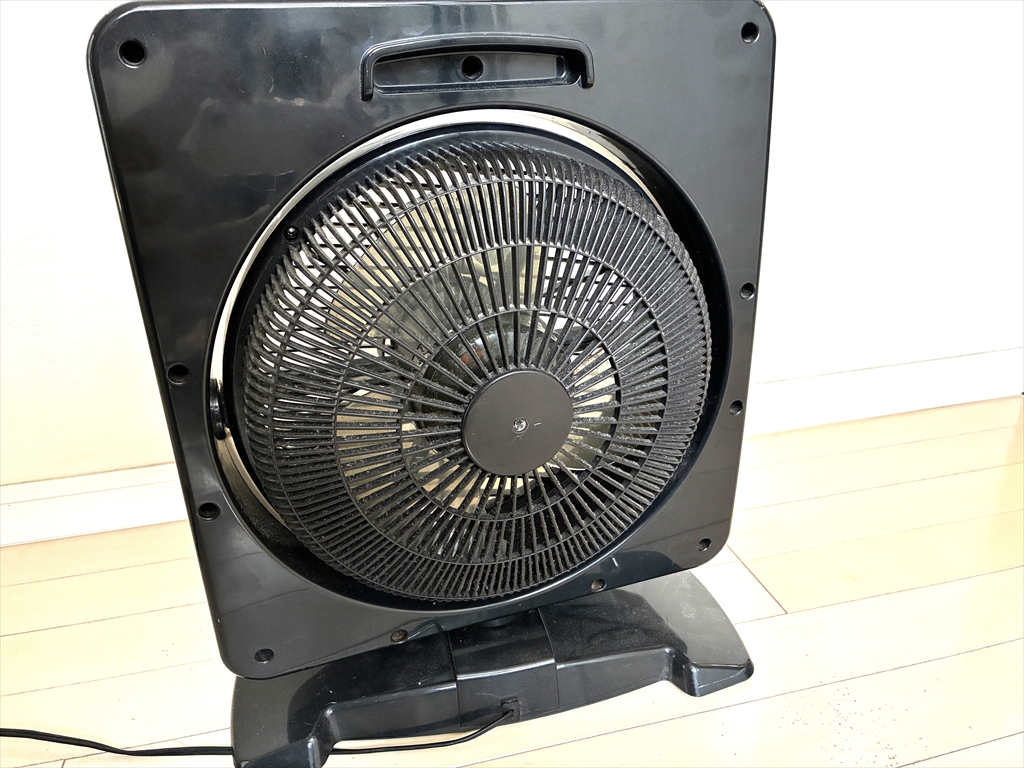 お掃除前でホコリが残っているサーキュレーター
