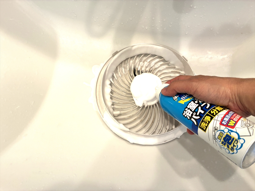 サーキュレーターの前面カバーに中性洗剤をつけて洗っている様子