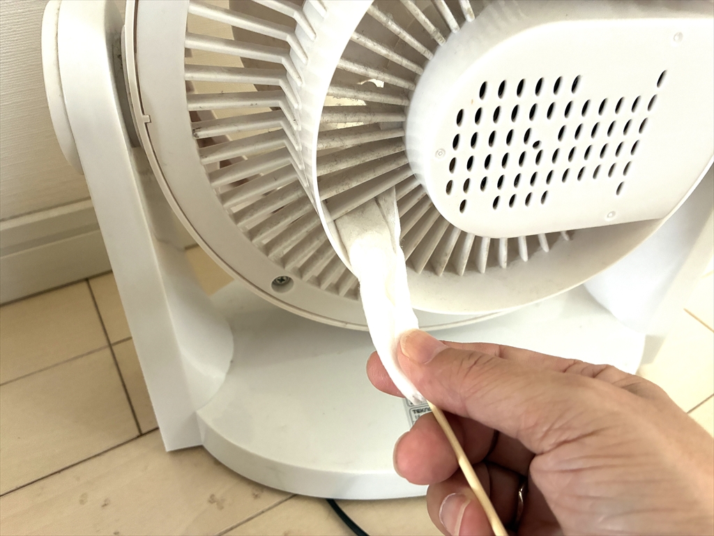 サーキュレーター背面の汚れをブラシで落としている様子