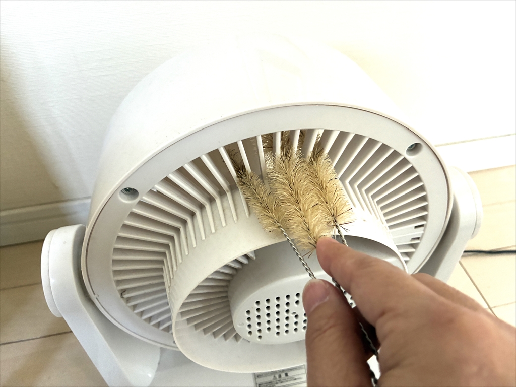 サーキュレーター背面を急須用ブラシを使って掃除している様子