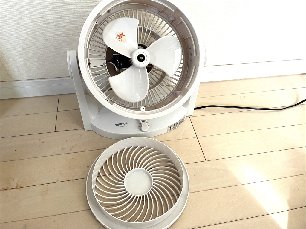 本体を水拭きし、サーキュレーターを自然乾燥させている様子