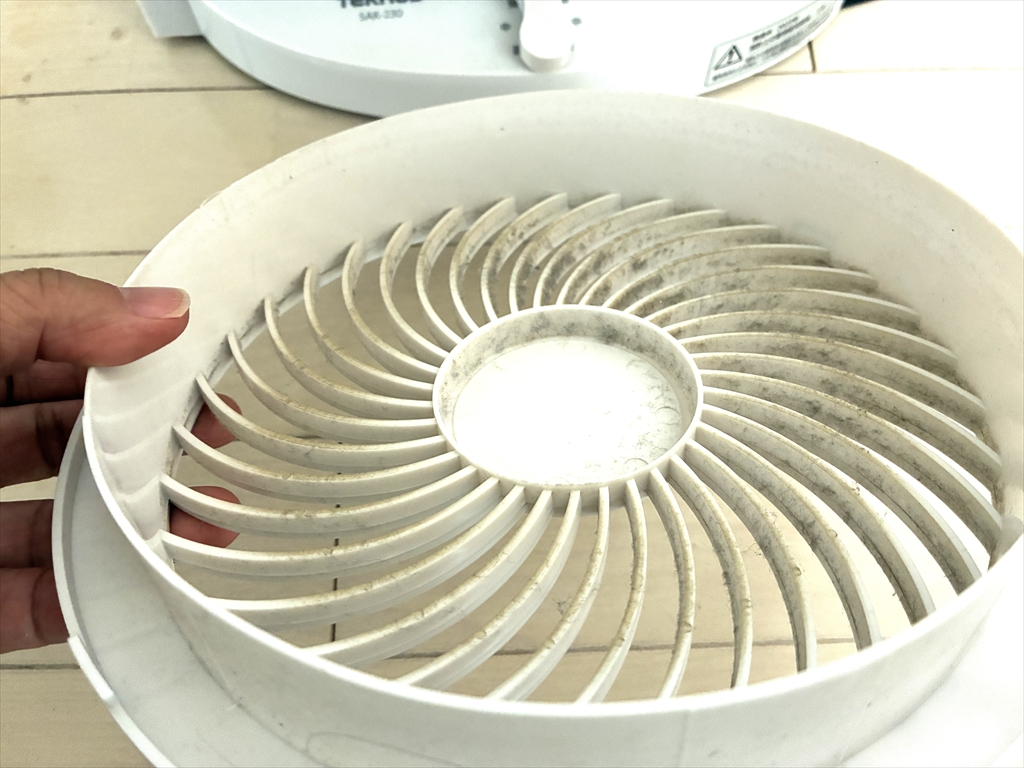 お掃除前のホコリがたまったサーキュレーターのカバー