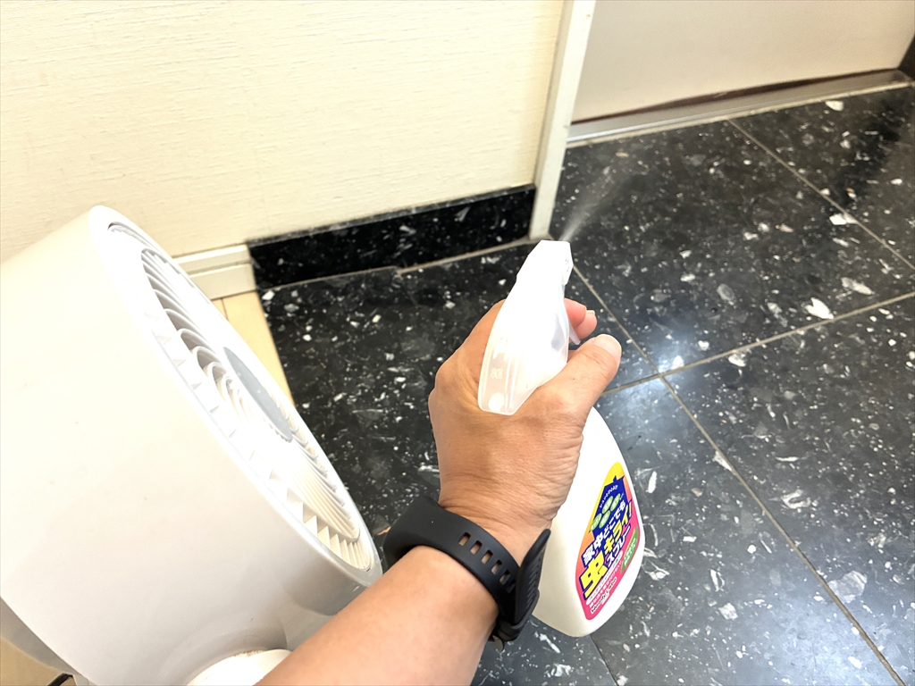 サーキュレーターの風の流れを活用して、家中虫キライスプレーを噴射している様子