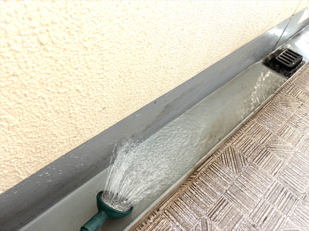 排水溝に少量の水を流しながら、全体の汚れを流す