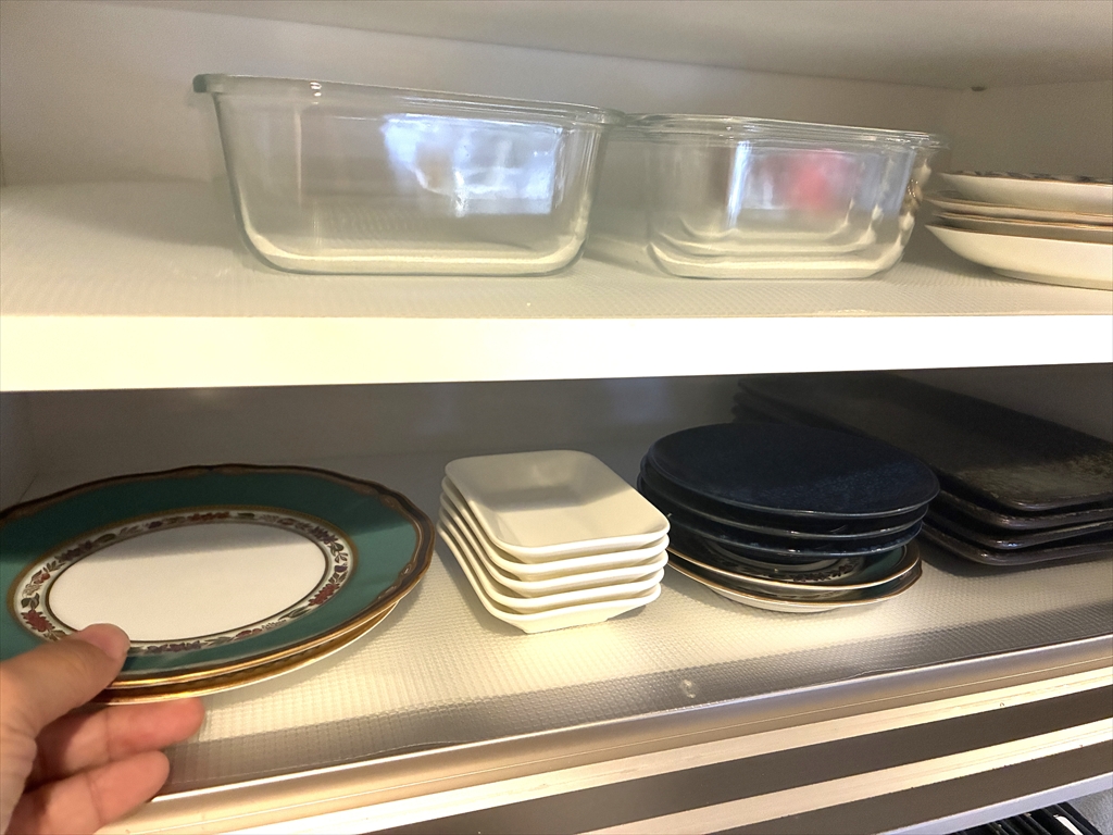 食器棚を整理している様子