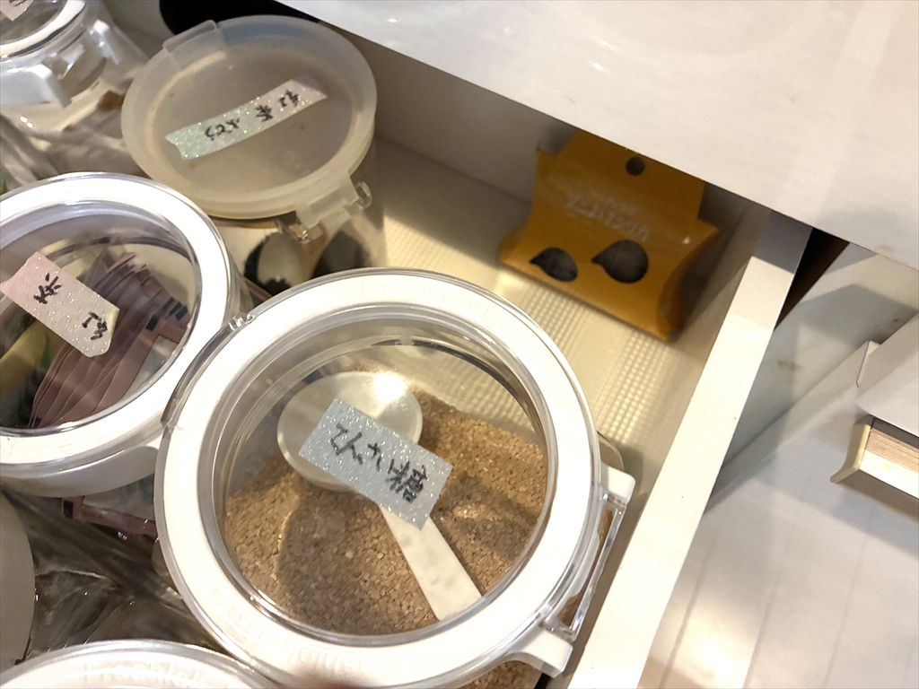 ダニよけシリカ食糧庫用を引き出しのなかに設置している様子