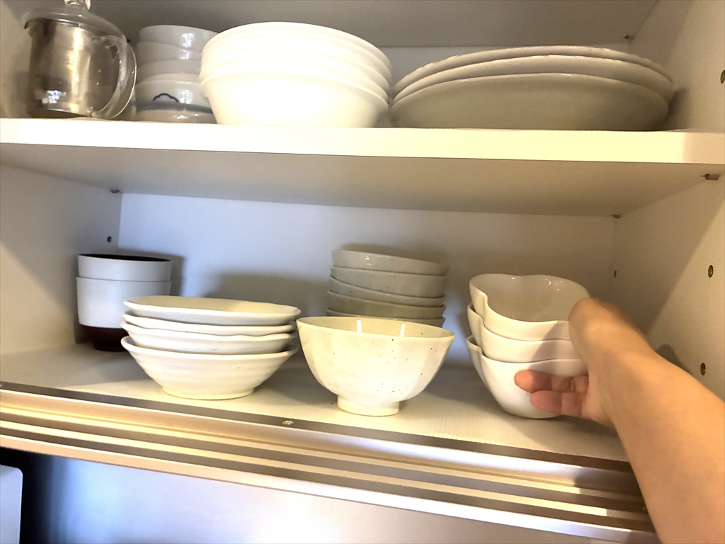 食器棚から食器を取り出している様子