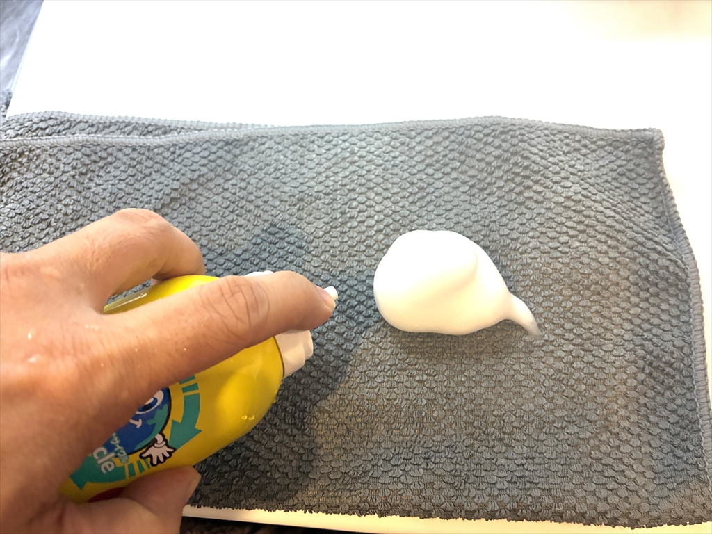 クロスに「バイオサイクルキッチン用 濃密泡タイプ」を塗布した様子